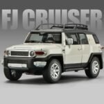 1:24 Toyota Fj Criuser Die Cast Model Car , With Box .