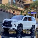 1:24 Lexus Lx570 Die Cast Model Car ( With Box & Desply Case )